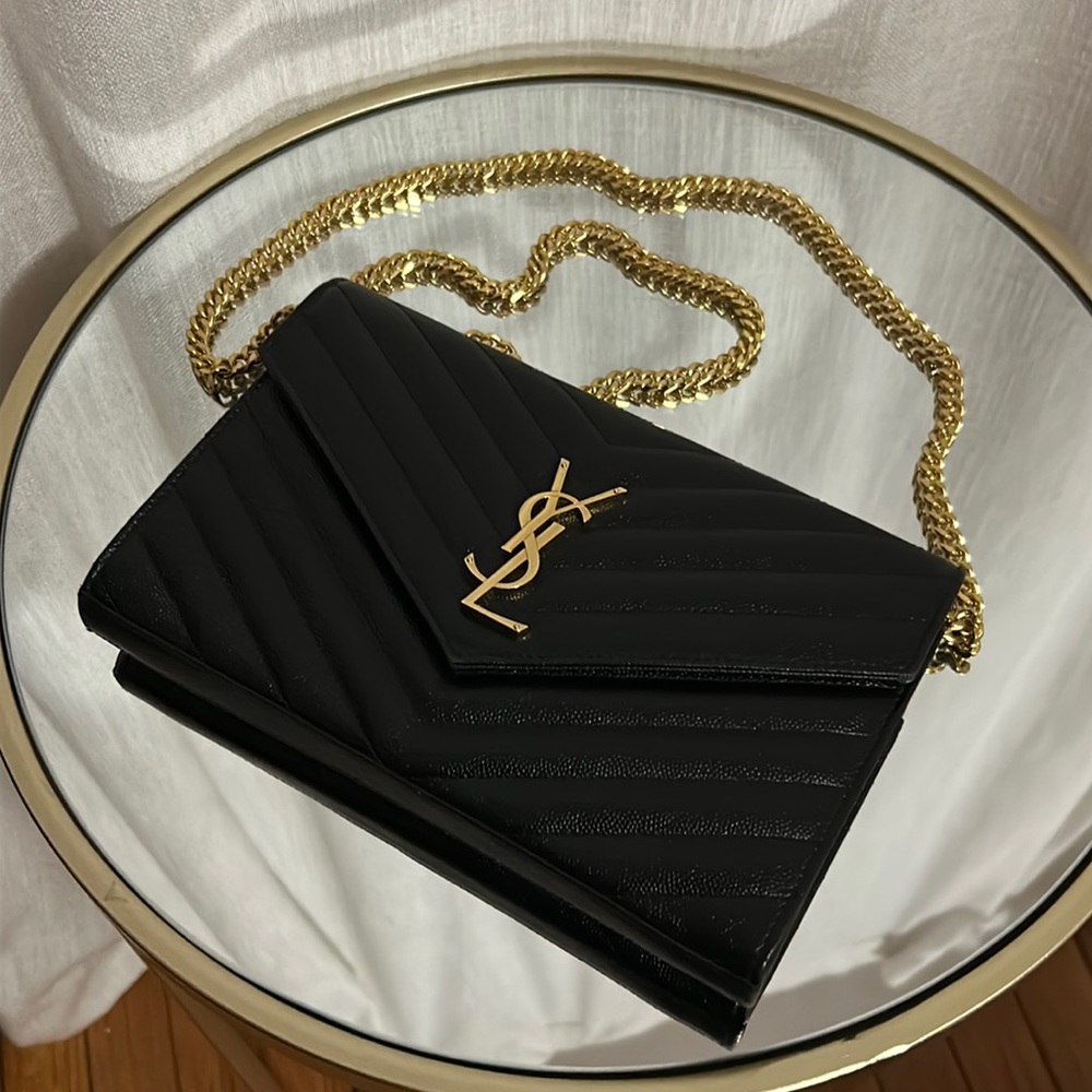 Saint Laurent monogramme large grain de poudre wallet on chain (Large)